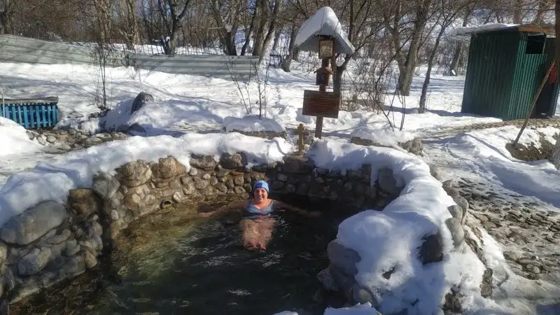 Крещение: как в Шымкенте в прорубь ныряли, фото - Новости Zakon.kz от 20.01.2023 14:55