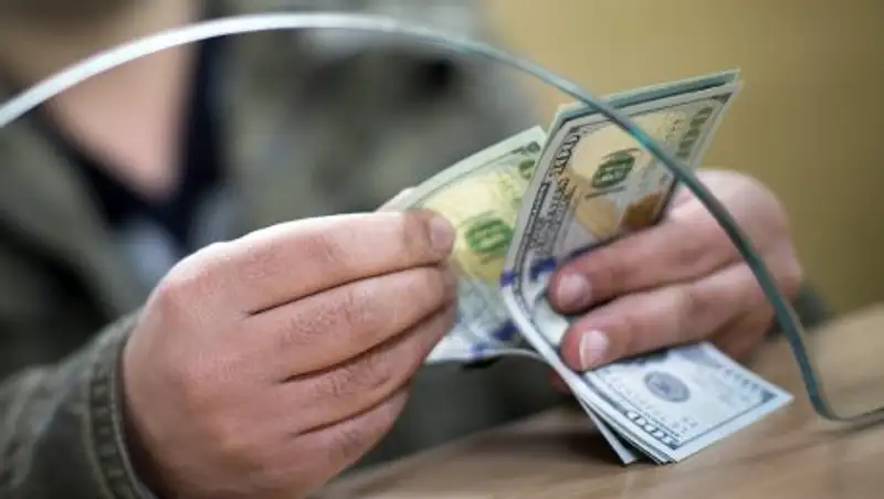 В августе у казахстанцев увеличились расходы на покупку долларов США