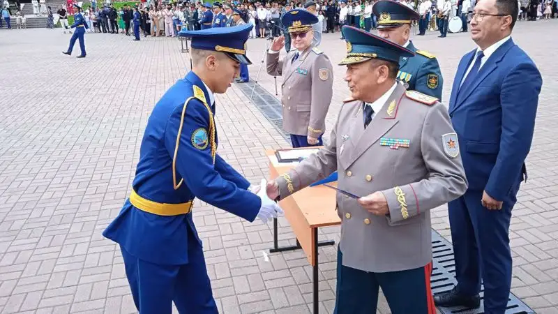 офицеры, вручение, дипломы, фото - Новости Zakon.kz от 24.06.2023 18:08