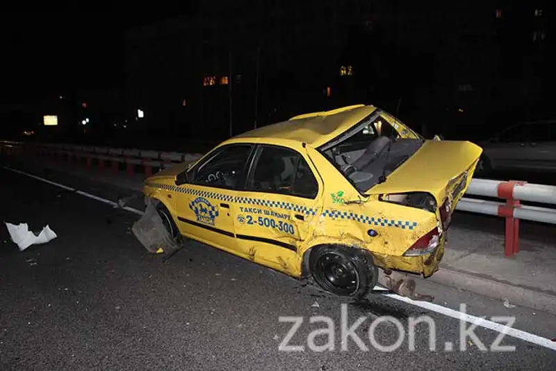 Две машины такси протаранил пьяный водитель Мерседеса в Алматы (фото) Две машины такси протаранил пьяный водитель Мерседеса в Алматы (фото), фото - Новости Zakon.kz от 18.11.2013 20:48