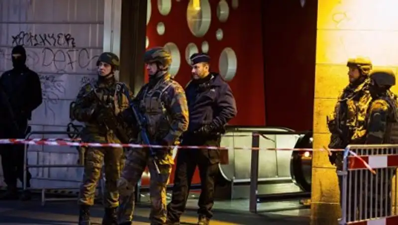 В Брюсселе вооруженный мачете мужчина напал на военный патруль