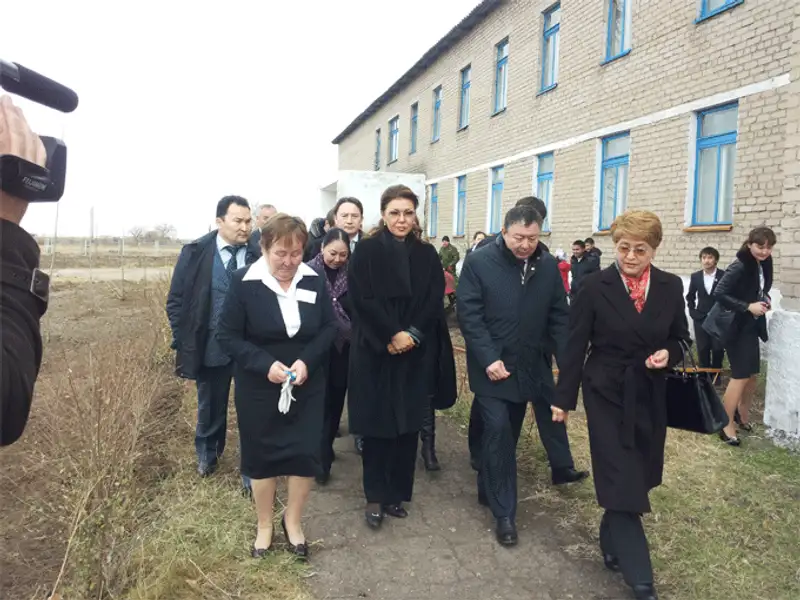 Дарига Назарбаева и другие депутаты Мажилиса посетили сельские малокомплектные школы, фото - Новости Zakon.kz от 28.10.2013 15:04