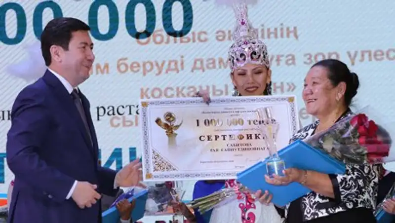 Аким Карагандинской области вручил премии лучшим педагогам