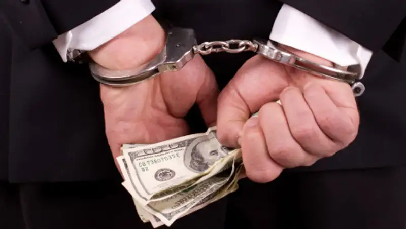 20 тыс. долларов передала женщина полицейскому за прекращение уголовного дела