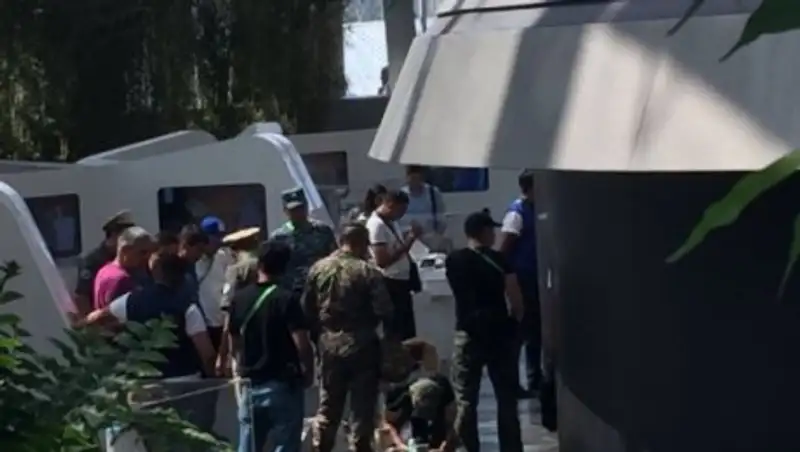 Полицейские оцепили территорию возле сферы «Нур Алем» на ЭКСПО