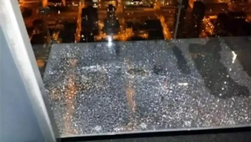 Стеклянный пол треснул под ногами у туристов на высоте 400 метров