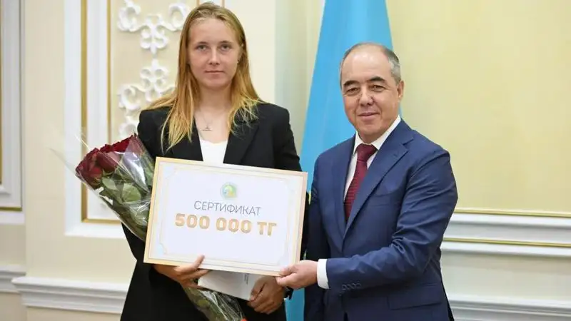 Аким ЗКО поздравил спортсменку Марию Бровкову