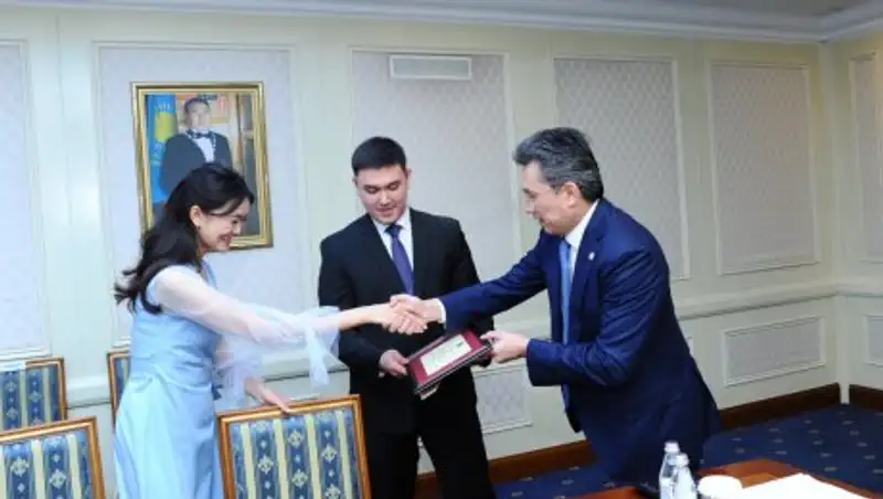 Президент поздравил молодоженов из Астаны с бракосочетанием