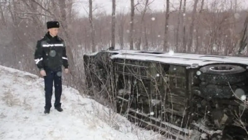 26 человек получили травмы в результате опрокидывания маршрутного автобуса под Астаной