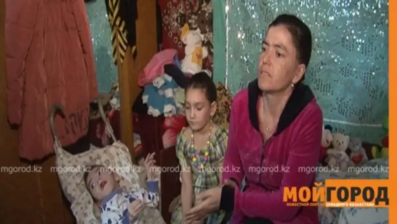 В Актобе мать-одиночка с ребенком инвалидом вынуждена жить на даче