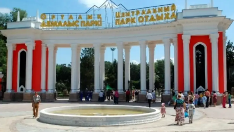 Аттракцион "Паровоз" наехал на ребенка в парке Горького в Алматы