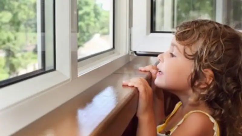 Как предотвратить падение ребенка из окна, рассказали акмолинские полицейские