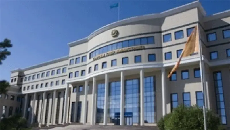 Посол Казахстана в Катаре А.Бердыбай встретился с Премьер-министром Государства Катар, фото - Новости Zakon.kz от 22.11.2013 03:25