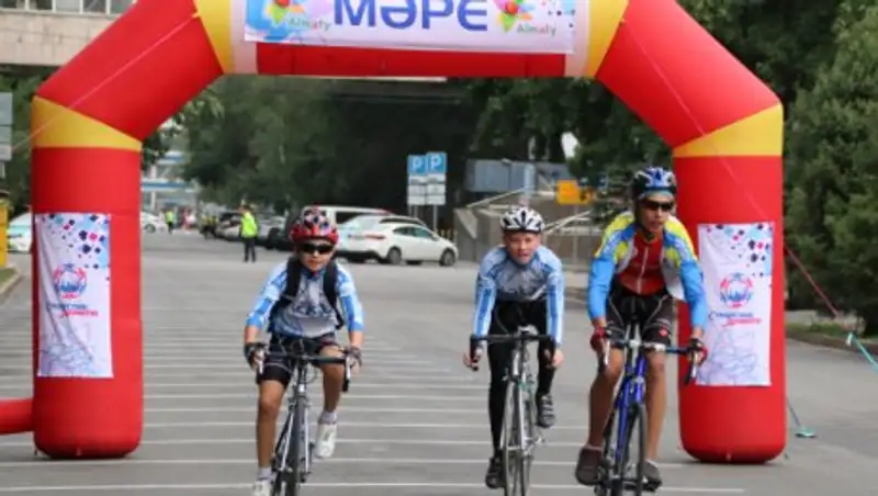 В Алматы прошел первый осенний велопробег