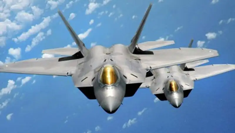 Business Insider объяснил, почему F-22 уступил Су-35С в небе над Сирией