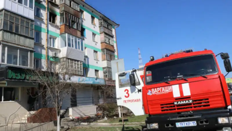 Семь человек эвакуировали при пожаре в пятиэтажке Петропавловска