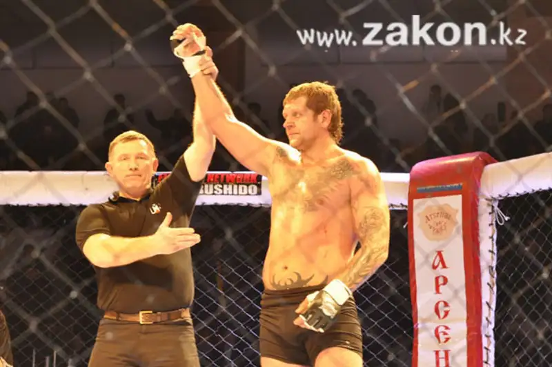 «Атилле» пришла «Смерть». Емельяненко выиграл в Алматы 18 бой в карьере (фото) «Атилле» пришла «Смерть». Емельяненко выиграл в Алматы 18 бой в карьере (фото), фото - Новости Zakon.kz от 22.12.2011 19:31