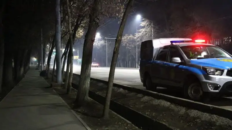 Мопед врезался в Subaru Legacy в Алматы, фото - Новости Zakon.kz от 12.03.2023 01:16