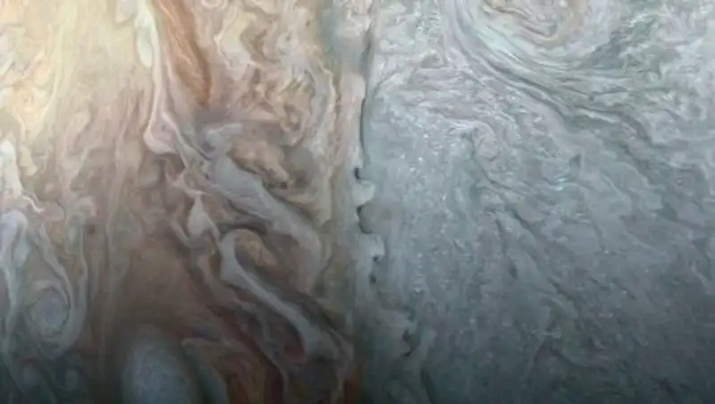 Земляне получили снимок облаков Юпитера с рекордно близкого расстояния