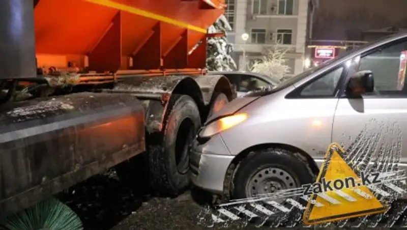 Автомобиль Toyota Previa столкнулся с КамАЗом в Алматы