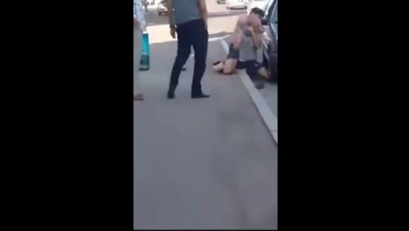 Шокирующее видео - в Алматы на глазах у прохожих убивают человека