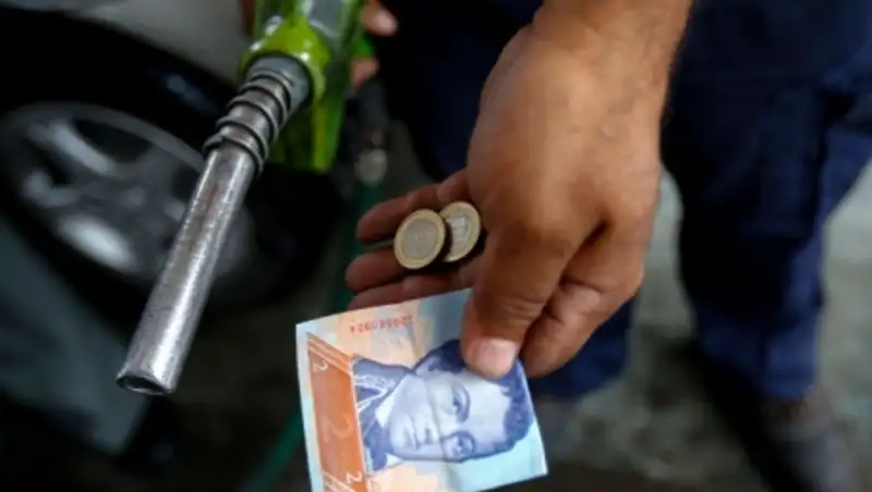 Бензин в Венесуэле дорожает до 60 раз, оставаясь самым дешевым в мире