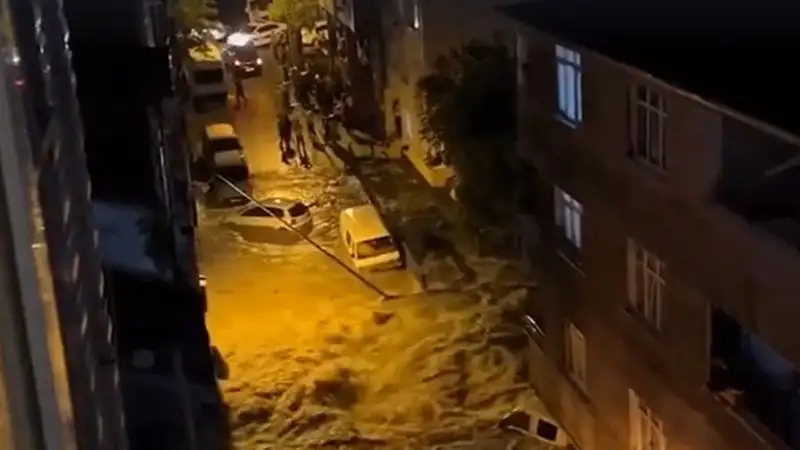 В Стамбуле из-за ливней затопило целый район, станцию метро и библиотеку