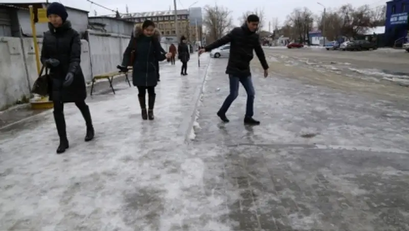 В Костанае и Петропавловске отменены занятия в школах из-за гололеда