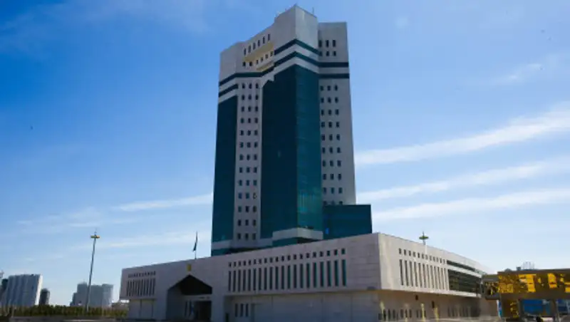 Премьер-министр поздравил работников транспортной отрасли