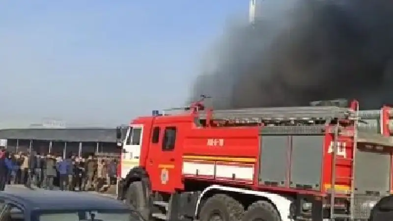 пожарная машина, пожар, рынок , фото - Новости Zakon.kz от 31.12.2021 16:25
