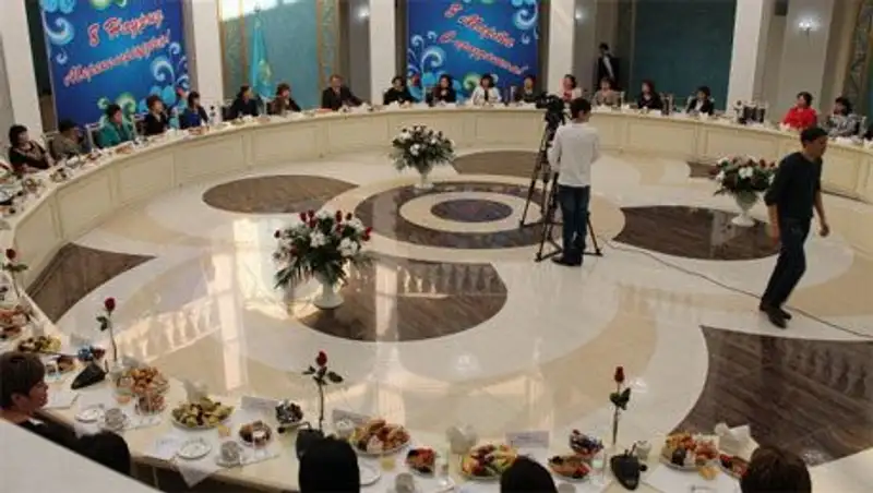 Аким ЗКО поздравил женщин с 8 Марта