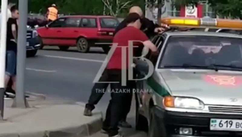 Охранники за волосы протащили по асфальту девушку, которая оказалась мужчиной