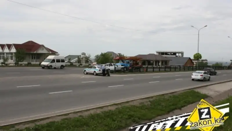 В Алматы на ВОАД водитель Лады заехал на разделительный газон и снес столб