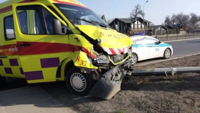 Скорая с роженицей попала в ДТП в Алматы, малыша спасти не удалось