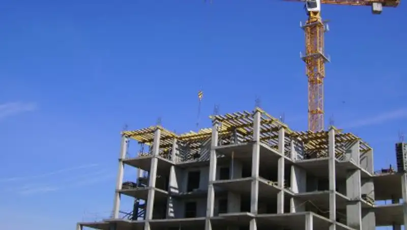 Пенсионерке, живущей посреди стройки в Алматы, обещают найти жилье