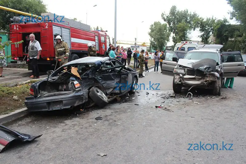 Один человек погиб и 5 пострадали в результате жуткого ДТП в Алматы (фото), фото - Новости Zakon.kz от 22.07.2013 17:42