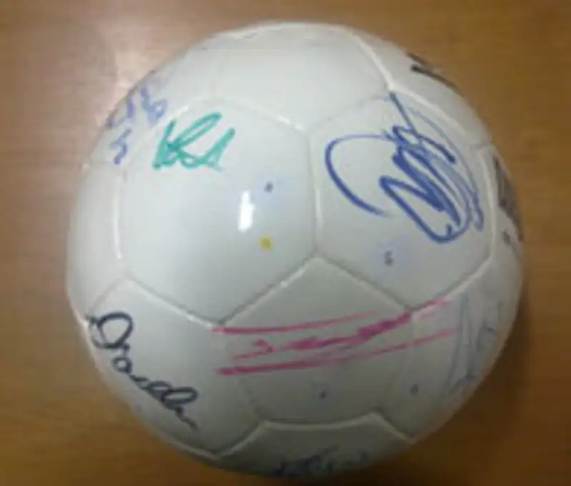 Футбольный мяч с автографами сборной Англии выставят на аукцион, фото - Новости Zakon.kz от 29.11.2011 23:39