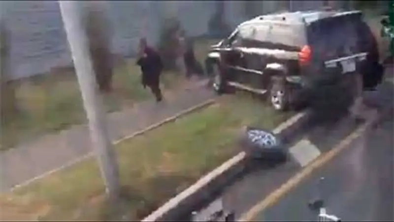 Gelandewagen снес с дороги две автомашины в Алматы, фото - Новости Zakon.kz от 07.11.2013 20:07