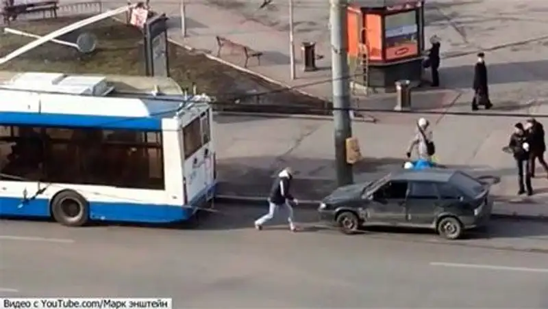 Чтобы завести легковушку, автолюбитель из Петербурга решил использовать троллейбус