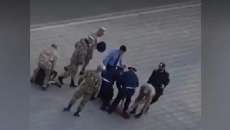 Полицейские в Нур-Султане били по голове лежачего при его задержании