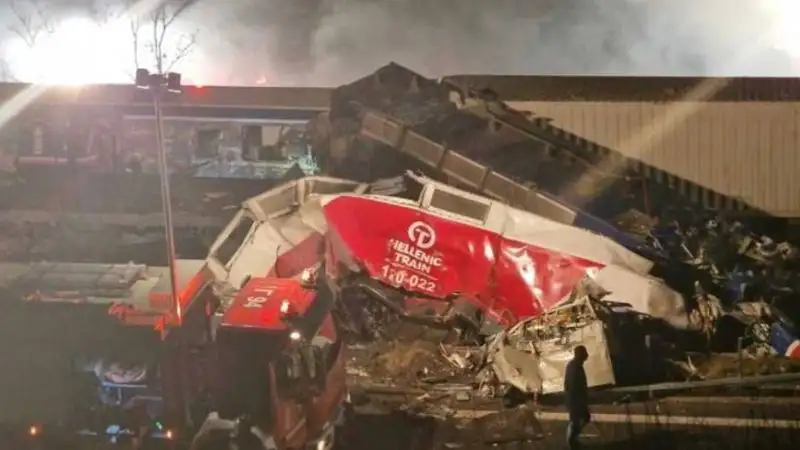 В Греции в результате столкновения поездов 16 человек погибло, 80 ранены, фото - Новости Zakon.kz от 01.03.2023 07:19