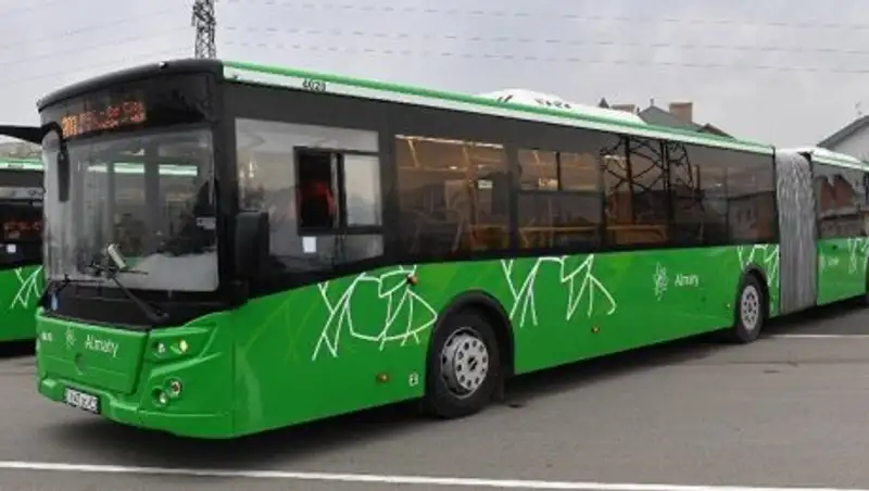 В Алматы из-за заставленной легковушками выделенки произошел затор автобусов