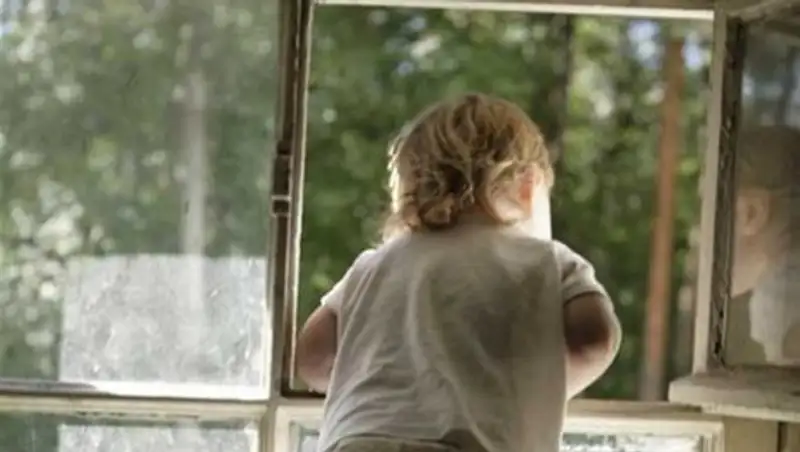 Ребенок госпитализирован с политравмой после падения с 5 этажа в Щучинске