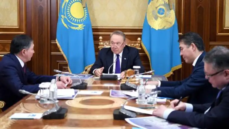 Назарбаев: Нужно избавить учеников и родителей от излишней учебной нагрузки