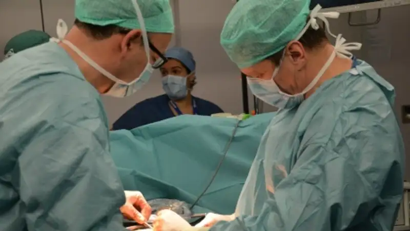 В Швейцарии успешно разделили восьмидневных сиамских близнецов-девочек