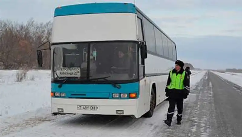 В СКО полицейские оказали помощь водителям междугороднего автобуса 