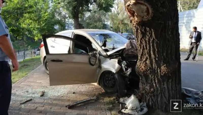 Автомобиль врезался в дерево в Алматы - есть погибший