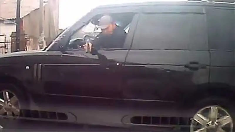 Личность водителя Рендж Ровера, угрожавшего женщине пистолетом, установлена