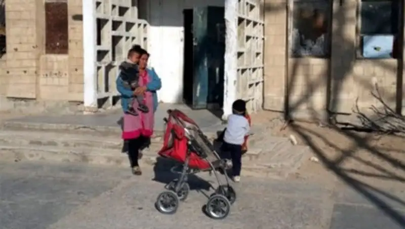 В заброшенном здании на промзоне Актау живет семья переселенцев с детьми, фото - Новости Zakon.kz от 14.11.2013 23:51