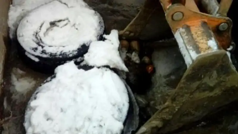 Технику, мебель, шины и другой мусор достают из алматинских речек